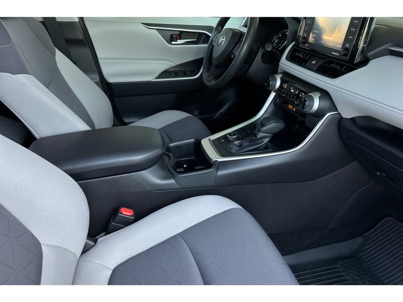 Toyota RAV4 Vehicle Full-screen Gallery Image 18