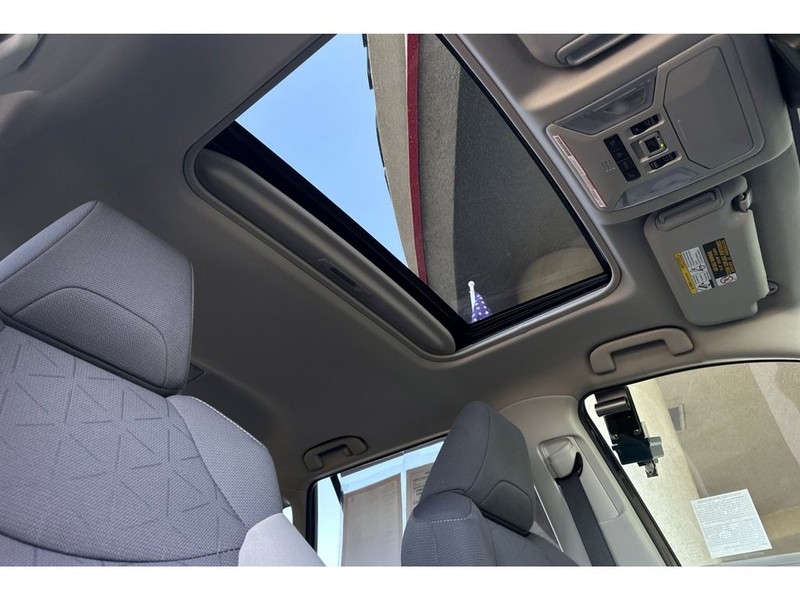 Toyota RAV4 Vehicle Full-screen Gallery Image 19