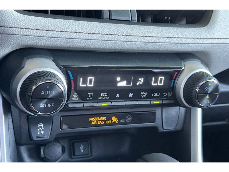 Toyota RAV4 Vehicle Full-screen Gallery Image 23
