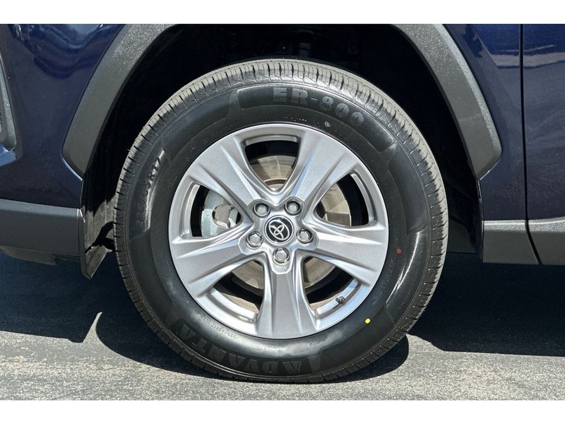 Toyota RAV4 Vehicle Full-screen Gallery Image 32