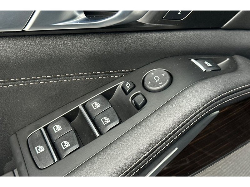 BMW X5 Vehicle Full-screen Gallery Image 12