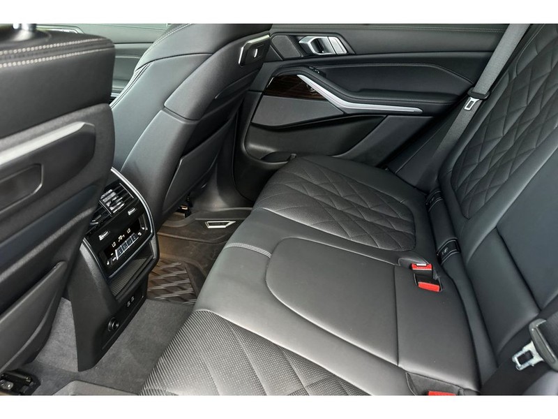BMW X5 Vehicle Full-screen Gallery Image 13