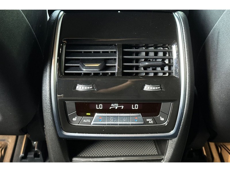 BMW X5 Vehicle Full-screen Gallery Image 14