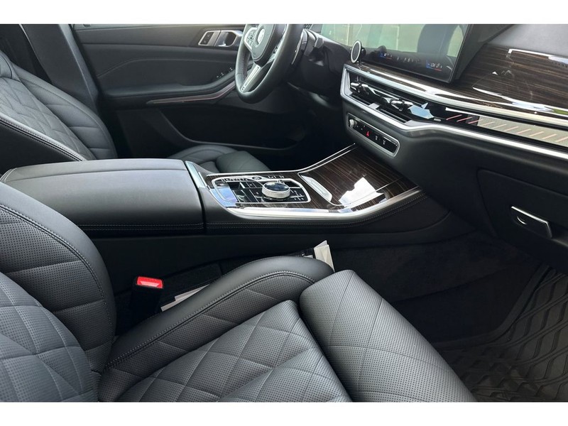 BMW X5 Vehicle Full-screen Gallery Image 18