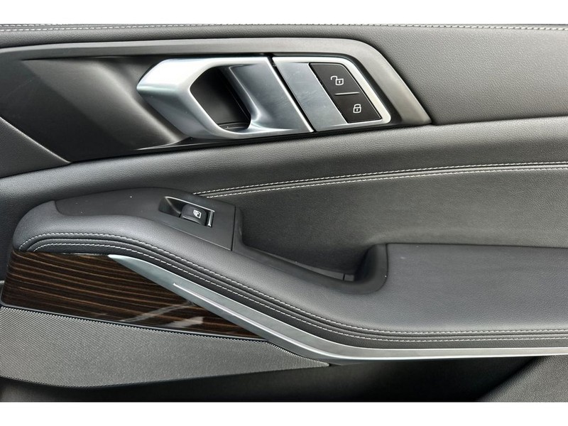 BMW X5 Vehicle Full-screen Gallery Image 20