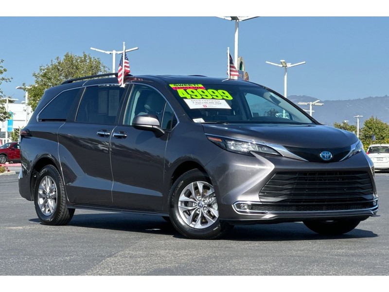Toyota Sienna Vehicle Full-screen Gallery Image 02