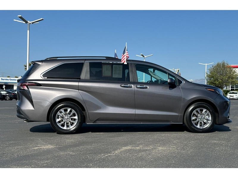 Toyota Sienna Vehicle Full-screen Gallery Image 03