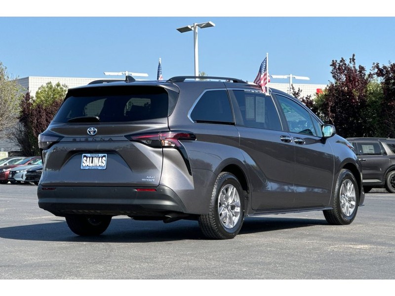 Toyota Sienna Vehicle Full-screen Gallery Image 04