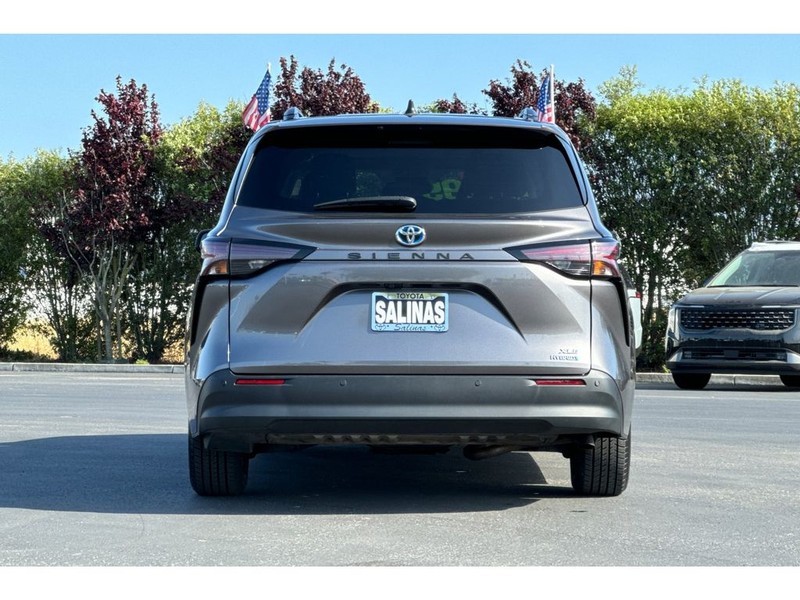 Toyota Sienna Vehicle Full-screen Gallery Image 05