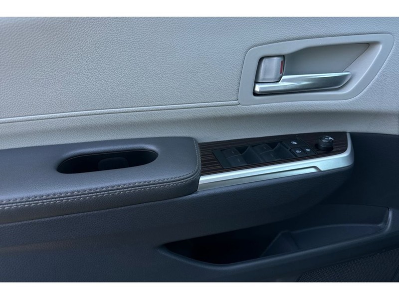 Toyota Sienna Vehicle Full-screen Gallery Image 11