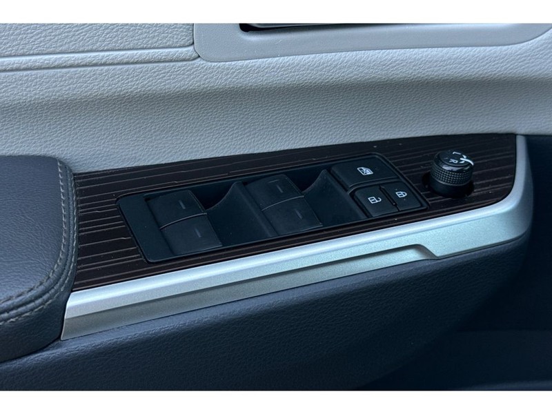 Toyota Sienna Vehicle Full-screen Gallery Image 12