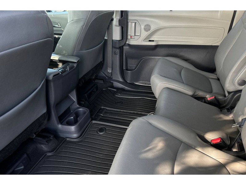 Toyota Sienna Vehicle Full-screen Gallery Image 13