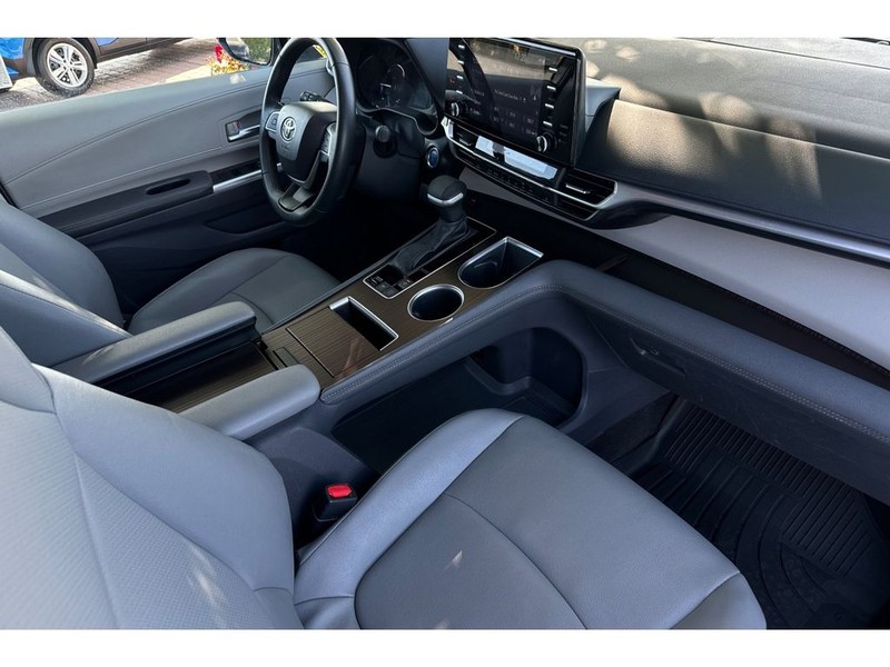 Toyota Sienna Vehicle Full-screen Gallery Image 16