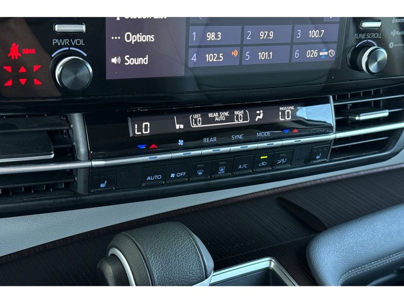 Toyota Sienna Vehicle Full-screen Gallery Image 20