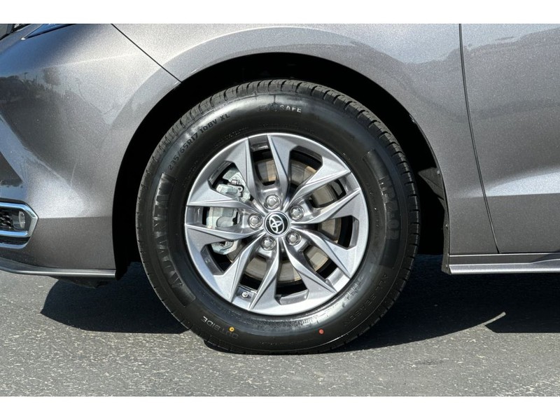 Toyota Sienna Vehicle Full-screen Gallery Image 29