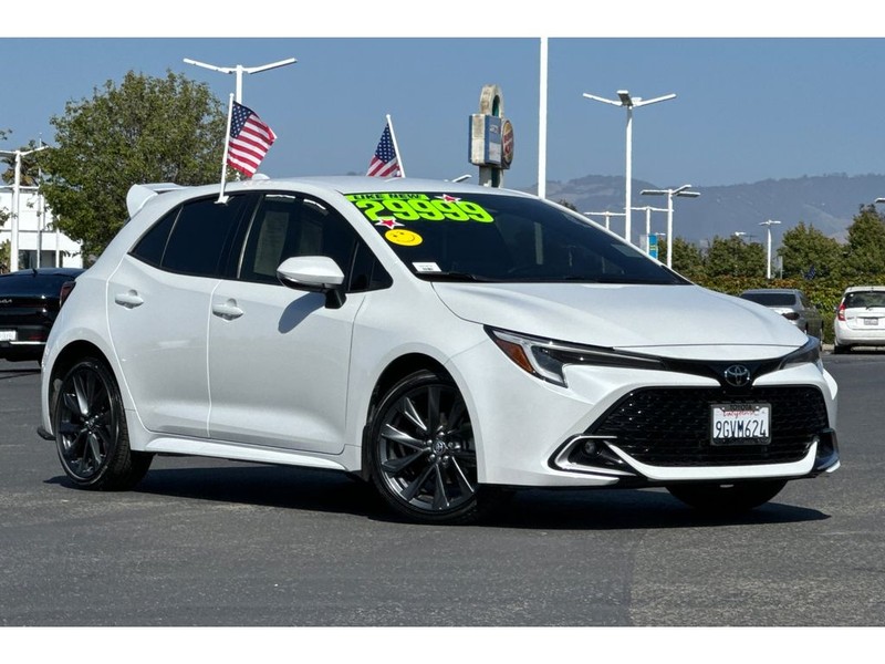 Toyota Corolla Hatchback Vehicle Full-screen Gallery Image 02
