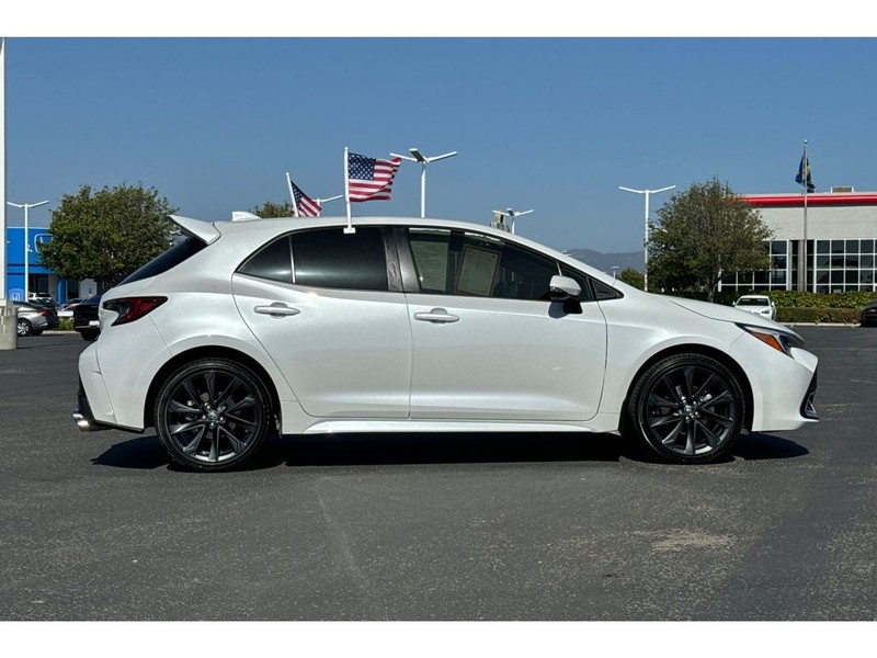 Toyota Corolla Hatchback Vehicle Full-screen Gallery Image 03
