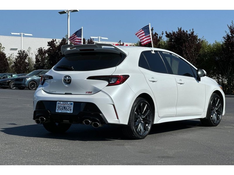 Toyota Corolla Hatchback Vehicle Full-screen Gallery Image 04