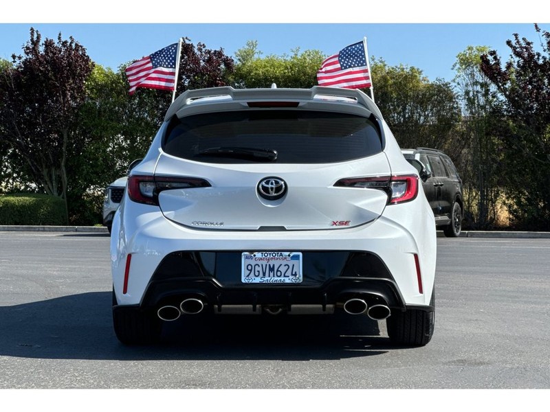 Toyota Corolla Hatchback Vehicle Full-screen Gallery Image 05