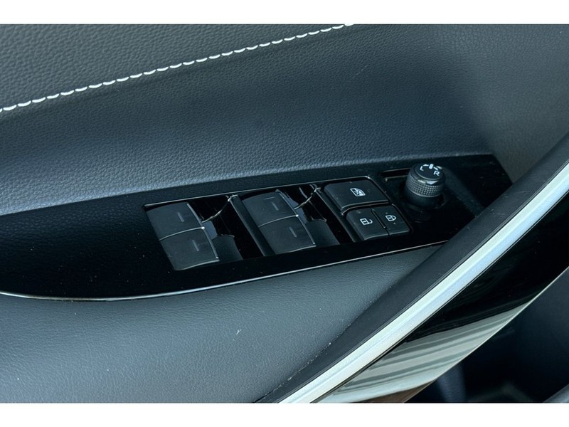 Toyota Corolla Hatchback Vehicle Full-screen Gallery Image 12