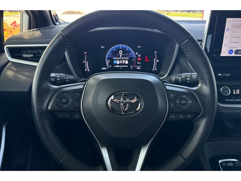 Toyota Corolla Hatchback Vehicle Full-screen Gallery Image 23