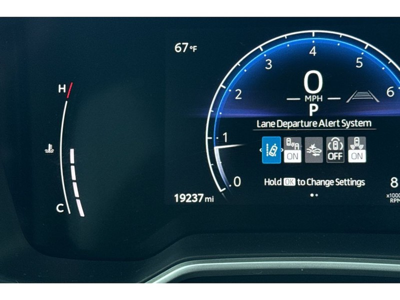 Toyota Corolla Hatchback Vehicle Full-screen Gallery Image 27