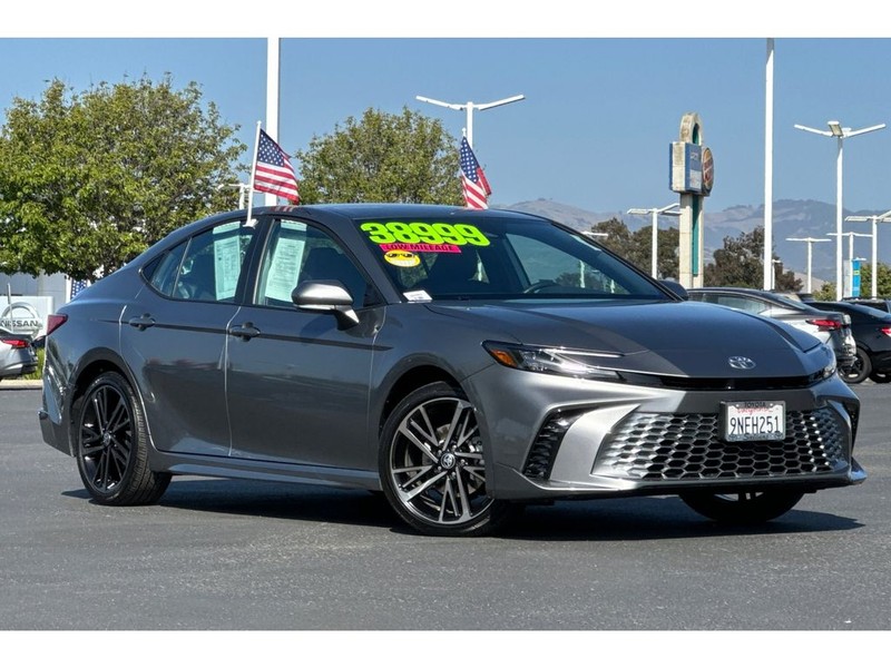 Toyota Camry Hybrid Vehicle Full-screen Gallery Image 02
