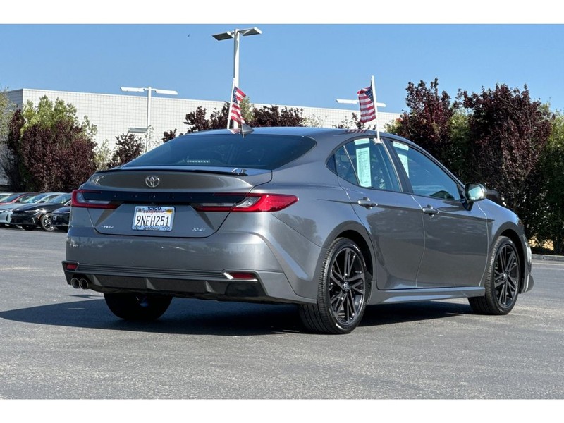 Toyota Camry Hybrid Vehicle Full-screen Gallery Image 04