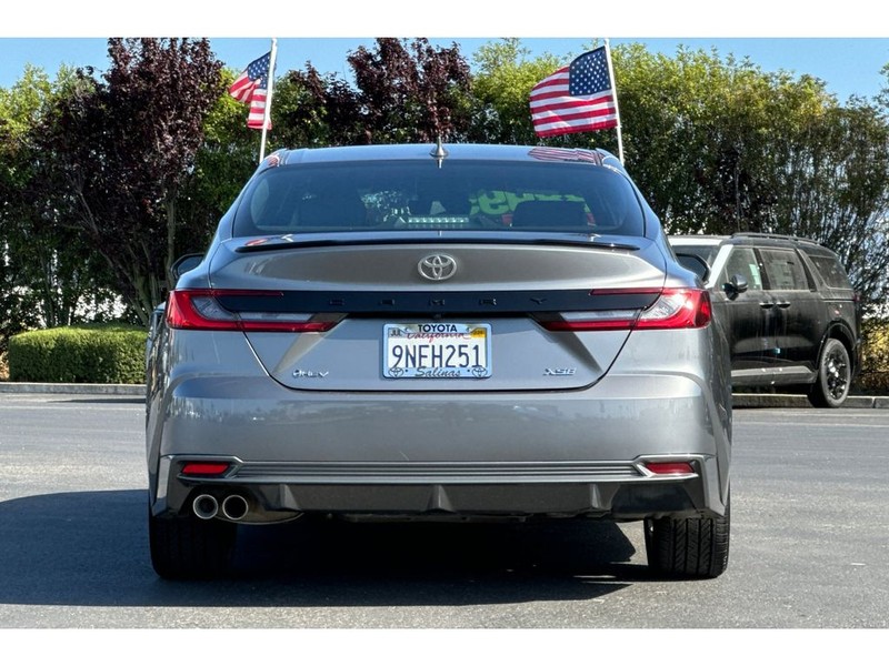 Toyota Camry Hybrid Vehicle Full-screen Gallery Image 05