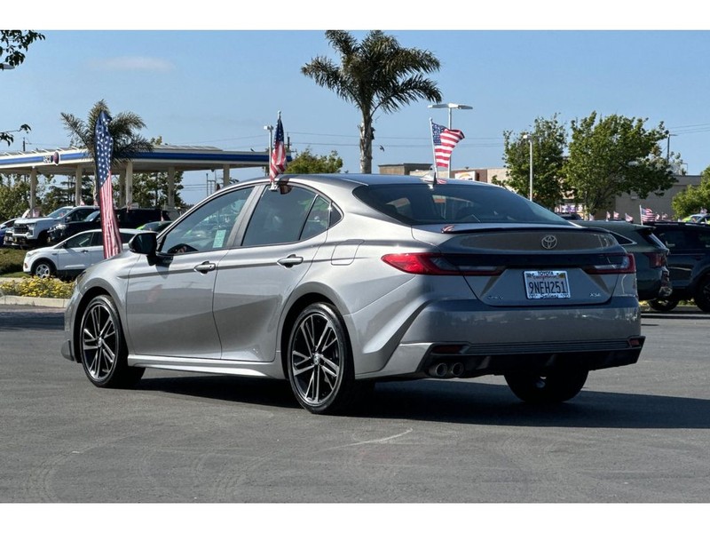 Toyota Camry Hybrid Vehicle Full-screen Gallery Image 06