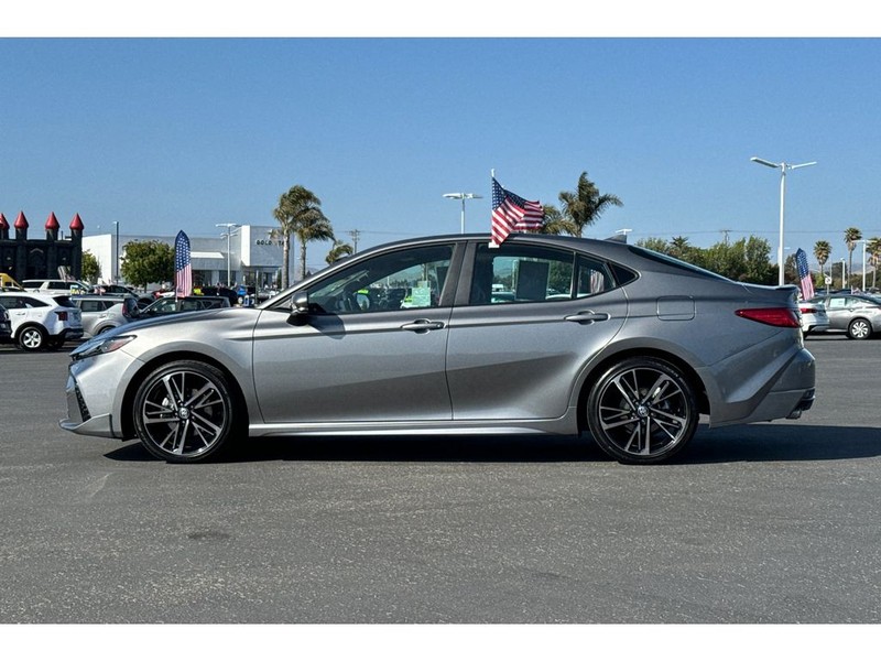 Toyota Camry Hybrid Vehicle Full-screen Gallery Image 07