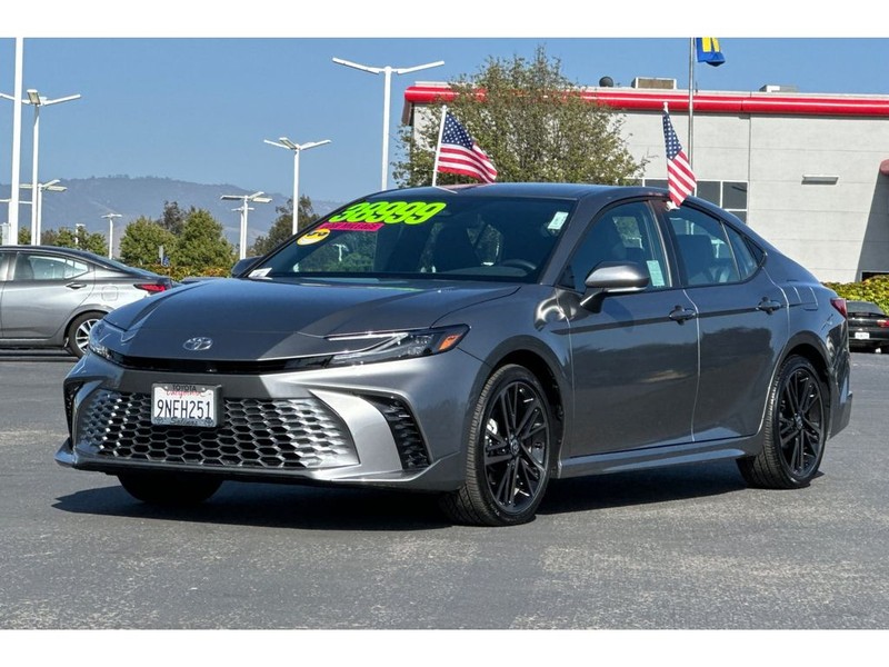 Toyota Camry Hybrid Vehicle Full-screen Gallery Image 08