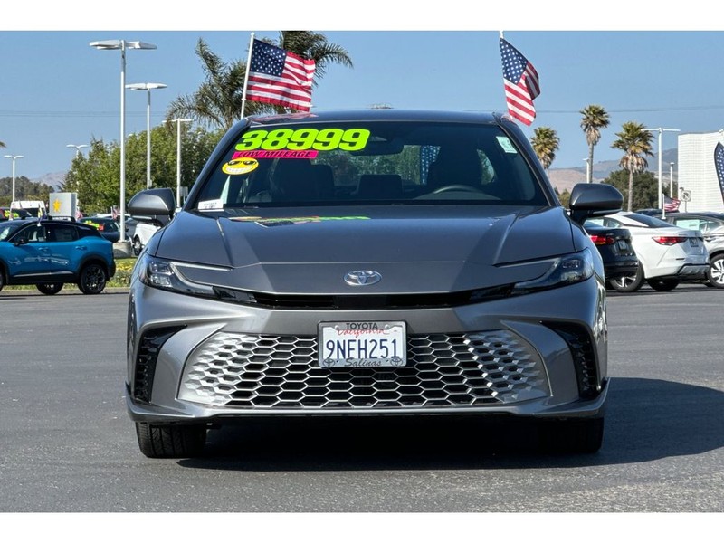 Toyota Camry Hybrid Vehicle Full-screen Gallery Image 09