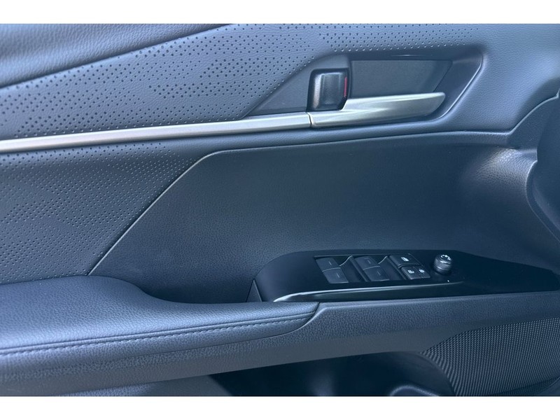 Toyota Camry Hybrid Vehicle Full-screen Gallery Image 11