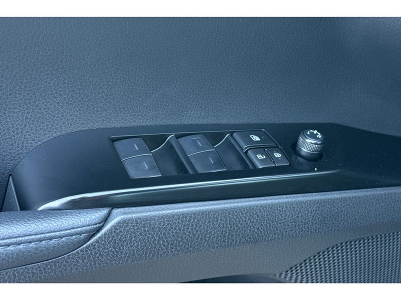 Toyota Camry Hybrid Vehicle Full-screen Gallery Image 12