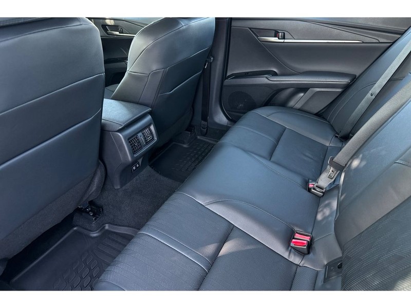 Toyota Camry Hybrid Vehicle Full-screen Gallery Image 13