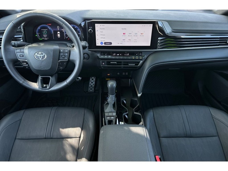 Toyota Camry Hybrid Vehicle Full-screen Gallery Image 14