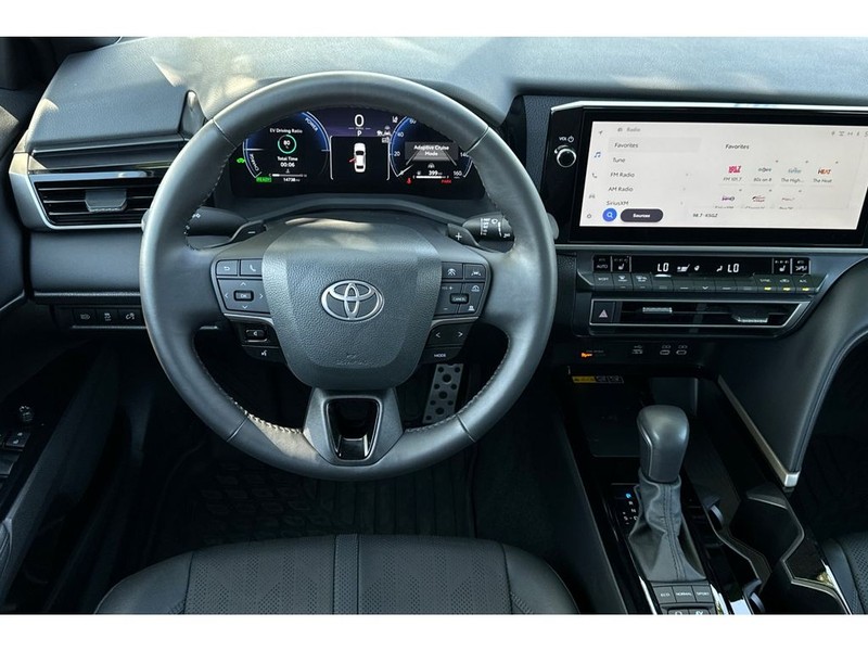 Toyota Camry Hybrid Vehicle Full-screen Gallery Image 15