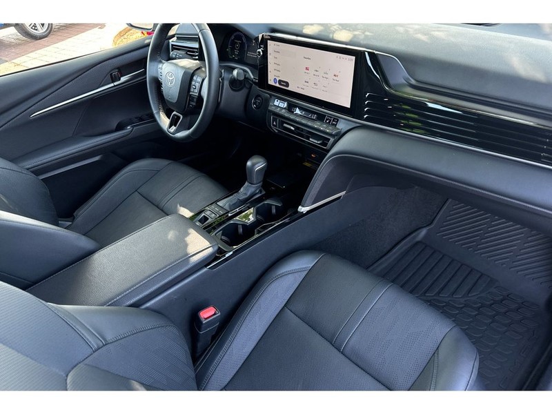 Toyota Camry Hybrid Vehicle Full-screen Gallery Image 16