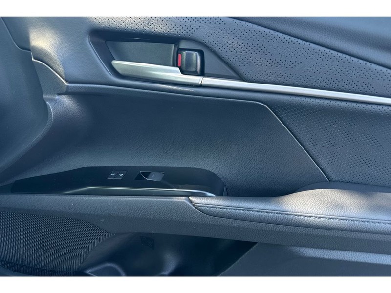 Toyota Camry Hybrid Vehicle Full-screen Gallery Image 17