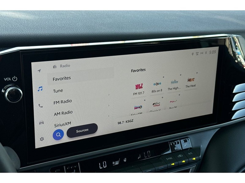 Toyota Camry Hybrid Vehicle Full-screen Gallery Image 18