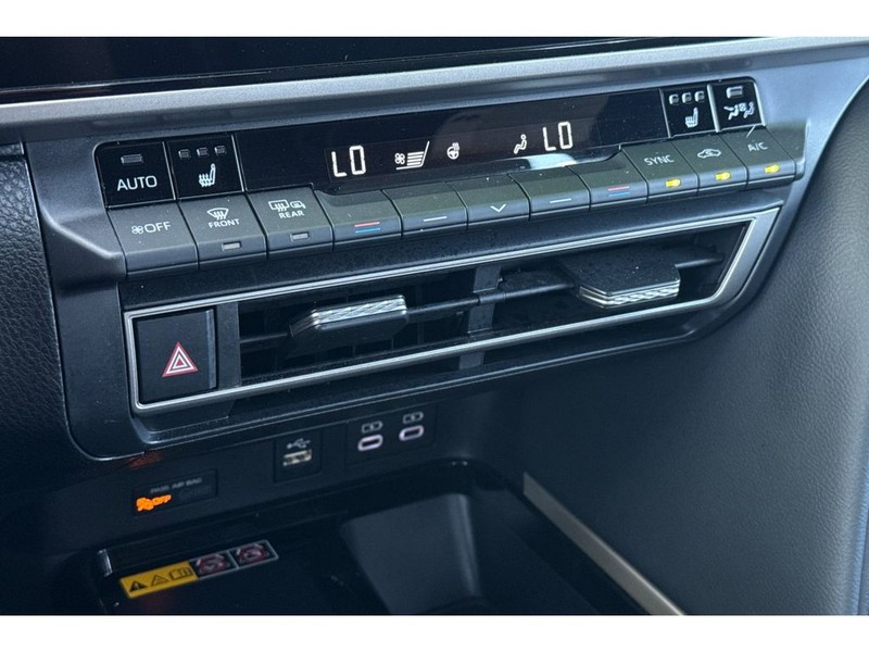 Toyota Camry Hybrid Vehicle Full-screen Gallery Image 20