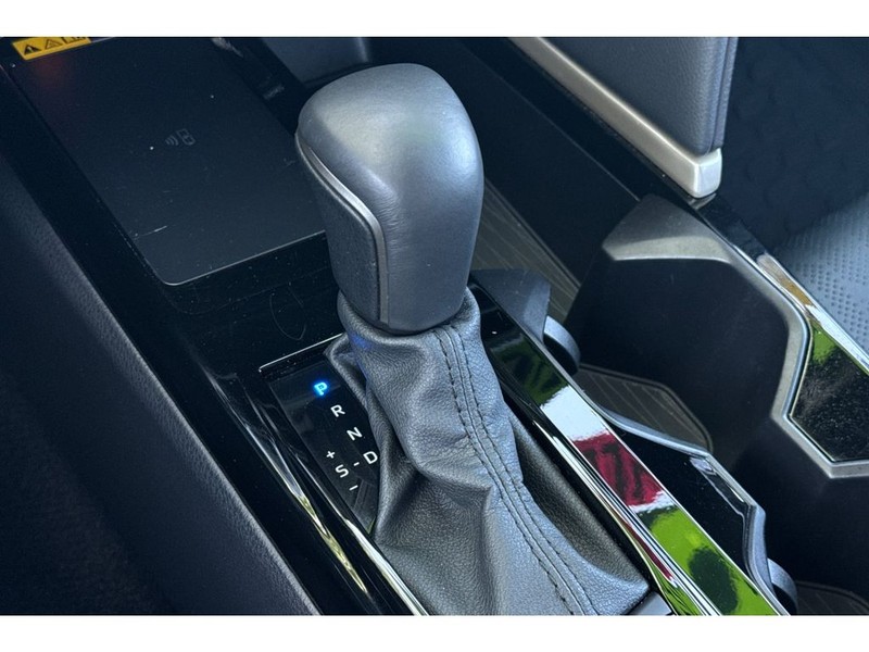 Toyota Camry Hybrid Vehicle Full-screen Gallery Image 21