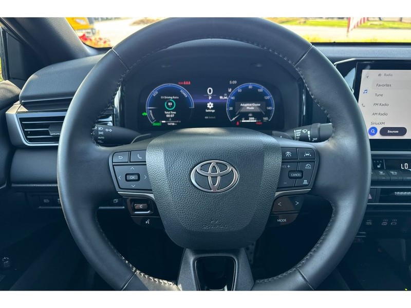 Toyota Camry Hybrid Vehicle Full-screen Gallery Image 23