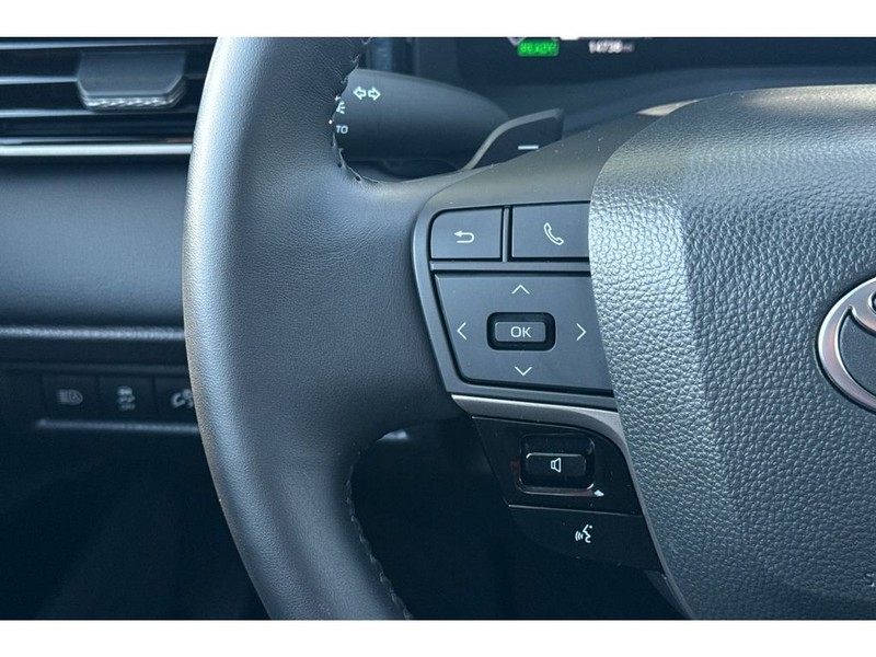 Toyota Camry Hybrid Vehicle Full-screen Gallery Image 24