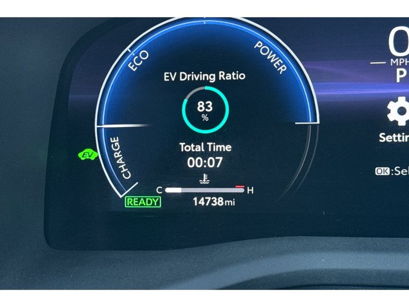 Toyota Camry Hybrid Vehicle Full-screen Gallery Image 27