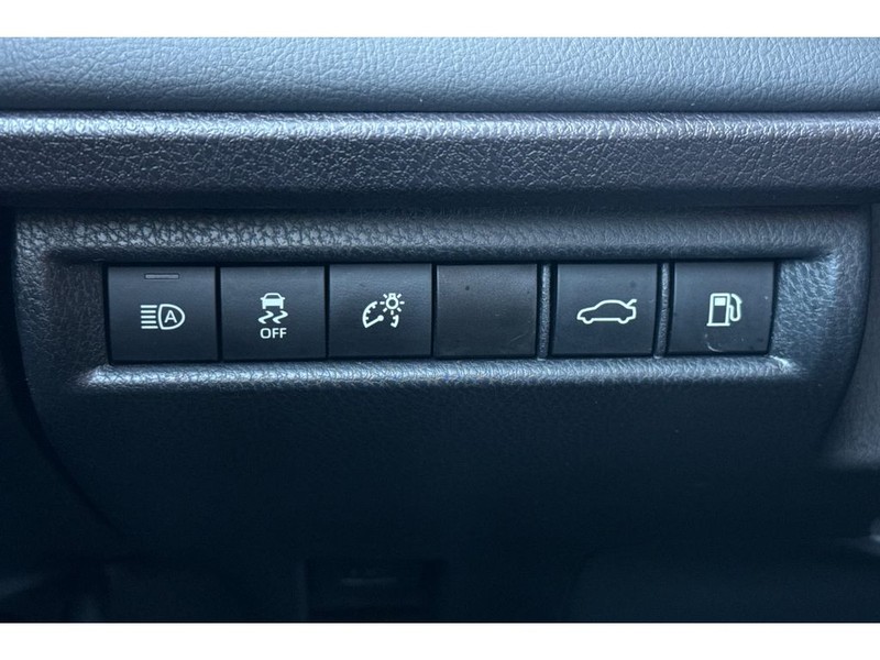 Toyota Camry Hybrid Vehicle Full-screen Gallery Image 28