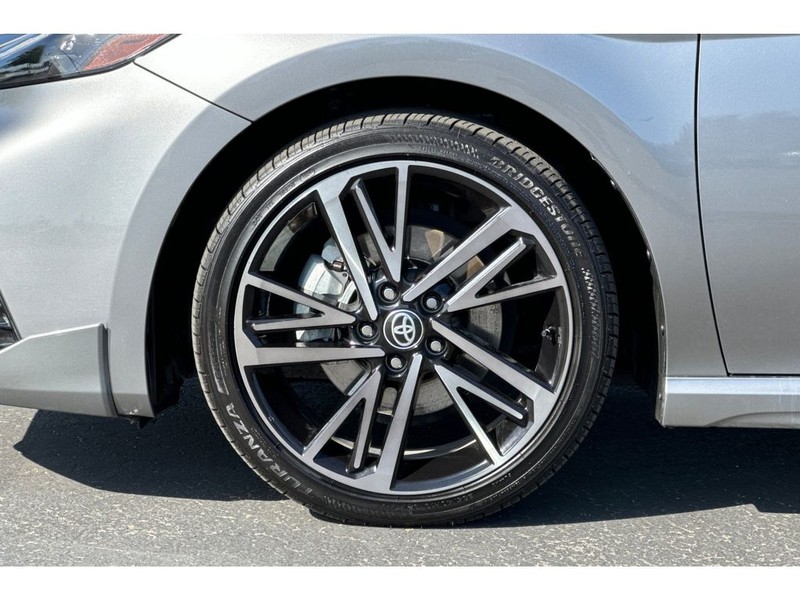 Toyota Camry Hybrid Vehicle Full-screen Gallery Image 29