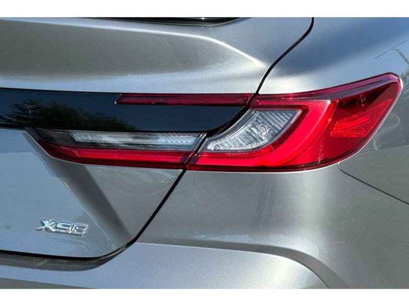 Toyota Camry Hybrid Vehicle Full-screen Gallery Image 30