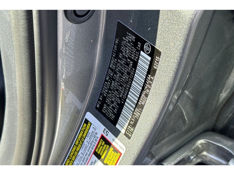 Toyota Camry Hybrid Vehicle Full-screen Gallery Image 31